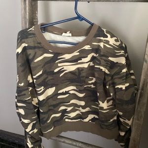 Small woman’s camno sweatshirt.